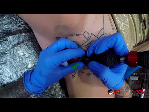 ❤️ Nagpa-tattoo sa kanyang klitoris ang sobrang tattoo na hottie na si Sully Savage ❤❌ super sex sa amin ️❤